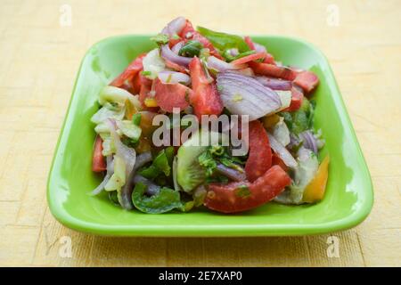 Indischer authentischer Salat, bekannt als Kachumbar Salat, zubereitet aus frisch gehackten Zwiebeln, Tomaten, Gurken, Koriander und grünem Chilly. Gesprickelt mit lemo Stockfoto