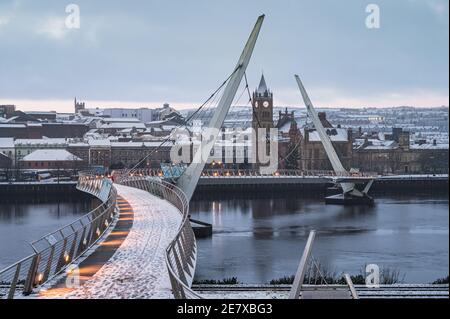 Die Friedensbrücke im verschneiten Derry, Nordirland Stockfoto