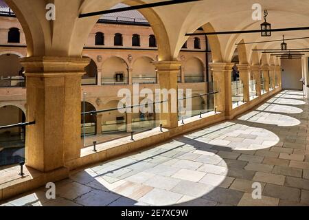 Pieskowa Skala, Polen - 16. August 2020. Arkadenklöster im Schloss Pieskowa Skala. Stockfoto