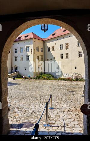 Pieskowa Skala, Polen - 16. August 2020. Pieskowa Skala Burg externen Innenhof. Stockfoto