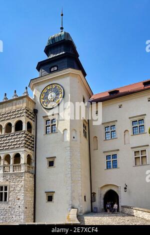 Pieskowa Skala, Polen - 16. August 2020. Touristen, die das Schloss Pieskowa Skala betreten. Stockfoto