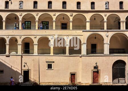 Pieskowa Skala, Polen - 16. August 2020. Arkadenhof im Schloss Pieskowa Skala. Stockfoto