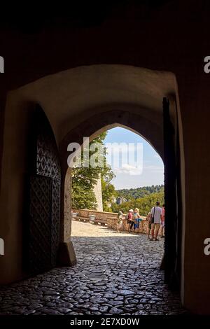 Pieskowa Skala, Polen - 16. August 2020. Touristen besuchen Pieskowa Skala Schloss. Stockfoto