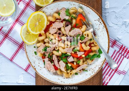 Warmer Nudelsalat mit Thunfisch, geröstetem Paprika und Pinienkernen - Blick von oben Stockfoto