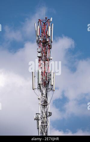 Ein Handy oder Handy Antenne Mast gegen ein Sonniger wolkiger Himmel Stockfoto
