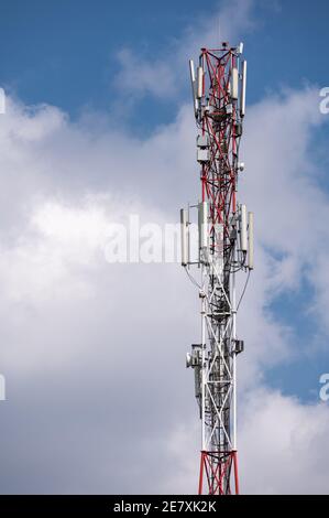 Ein Handy oder Handy Antenne Mast gegen ein Sonniger wolkiger Himmel Stockfoto