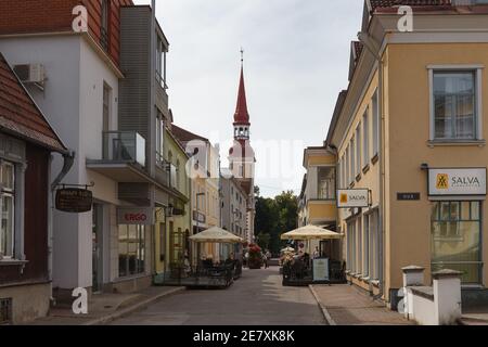 PARNU, ESTLAND - 02. AUGUST 2020: Blick auf die Straße in der Altstadt. Sonniger Tag. Stockfoto