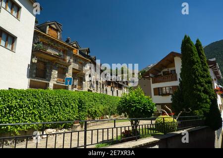 Sallent de Gallego Stadt, in Hueca, Aragon, Spanien. Landschaft ansehen Stockfoto
