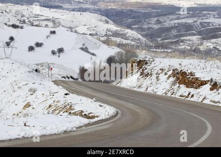 Eine Straße bei schneebedecktem Wetter Stockfoto