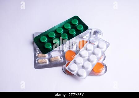 Medicine Pillen und Drogen auf hellgrauem Hintergrund Stockfoto
