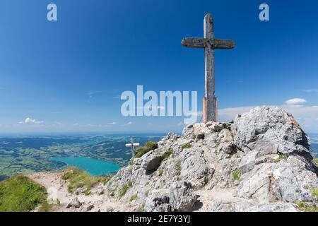 Holzkreuz am Gipfel Austrain Schafberg mit Blick auf Mondsee Stockfoto