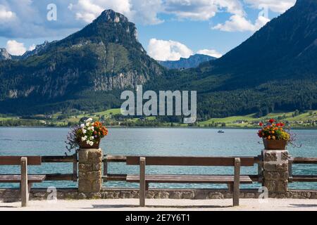 Promenade mit Blumentöpfen im österreichischen Sankt Wolfgang am Wolfgangsee Stockfoto