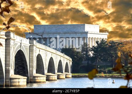 Das Lincoln Memorial und die Arlington Memorial Bridge, die sich vom Mount Vernon Trail über den Potomac River bis nach Washington DC erstrecken Stockfoto