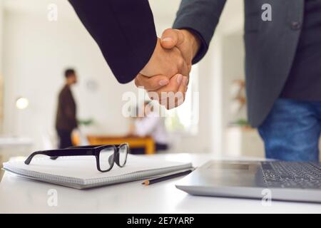 Nahaufnahme von Geschäftsleuten, die die Hände schütteln, um den Deal zu schließen und zu bestätigen Zusammenarbeit Stockfoto