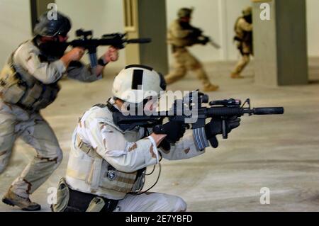 VIRGINIA BEACH, VA. (5. Juni 2007) - US Navy Robben (Sea, Air, Land) führen eine Live-Feuerübung für den Sekretär der Navy (SECNAV), den ehrenvollen Dr. Donald C. Winter, in der Naval Amphibious Base Little Creek's Schießanlage durch. US Navy Seals, legendär zähe, geheimnisvolle Spezialisten, führten die kühne Kommandooperation in Pakistan an, die den meistgesuchten Mann der Welt niedernahm: 9/11 Mastermind Osama bin Laden, sagten US-Beamte. Foto von US Navy via ABACAPRESS.COM Stockfoto