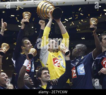 Bordeaux' Ulrich Rame hält die Trophäe mit Teamkollegen, nachdem er Lyon beim Finale des französischen Ligapokals Lyon gegen Bordeaux in Saint-Denis, nördlich von Paris, Frankreich, am 31. März 2007 besiegt hat. Bordeaux gewann 1:0. Foto von Christian Liewig/ABACAPRESS.COM Stockfoto