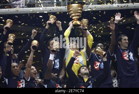 Bordeaux' Ulrich Rame hält die Trophäe mit Teamkollegen, nachdem er Lyon beim Finale des französischen Ligapokals Lyon gegen Bordeaux in Saint-Denis, nördlich von Paris, Frankreich, am 31. März 2007 besiegt hat. Bordeaux gewann 1:0. Foto von Christian Liewig/ABACAPRESS.COM Stockfoto