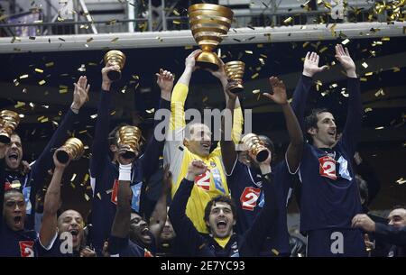 Bordeaux' Ulrich Rame hält die Trophäe mit Teamkollegen, nachdem er Lyon beim Finale des französischen Ligapokals Lyon gegen Bordeaux in Saint-Denis, nördlich von Paris, Frankreich, am 31. März 2007 besiegt hat. Bordeaux gewann 1:0. Foto von Christian Liewig/ABACAPRESS.COM Stockfoto