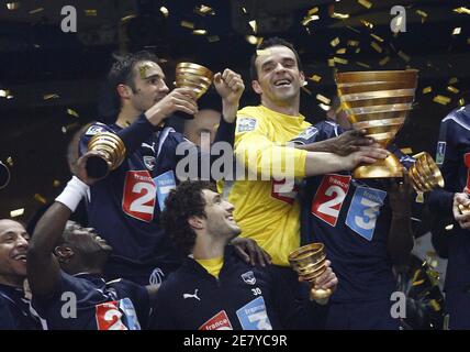 Bordeaux' Ulrich Rame hält die Trophäe mit Teamkollegen, nachdem er Lyon beim Finale des französischen Ligapokals Lyon gegen Bordeaux in Saint-Denis, nördlich von Paris, Frankreich, am 31. März 2007 besiegt hat. Bordeaux gewann 1:0. Foto von Christian Liewig/ABACAPRESS.COM Stockfoto