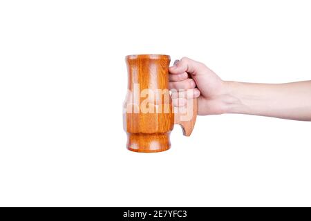 Ein hölzerner Bierkrug in der Hand isoliert auf einem weißen Hintergrund Stockfoto