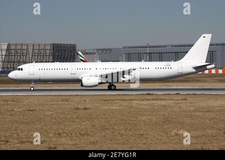 Neu gebauter ganz weiBer Airbus A321 200 mit vorlaufiger Zulassung D AVZA am Flughafen Hamburg Finkenwerder Airbus Werk Stockfotografie Alamy