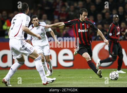 Andrea Pirlo von AC Mailand tritt am 3. April 2007 im Giuseppe Meazza Stadion in Mailand bei der UEFA Champions League, dem Viertelfinale, der ersten Etappe, dem AC Mailand gegen Bayern München auf. Das Spiel endete in einem Unentschieden von 2-2. Foto von Christian Liewig/ABACAPRESS.COM Stockfoto