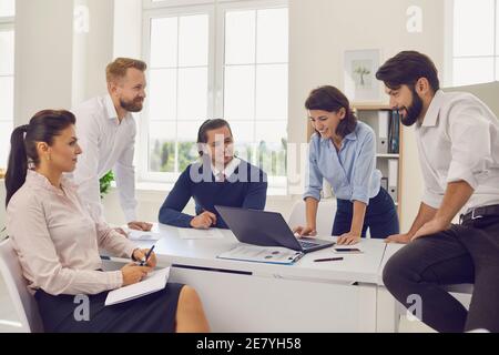 Gruppe von jungen positiven Geschäftsleuten Partner sitzen im Büro Und Brainstorming über Startup Stockfoto