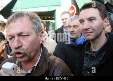 Die linksextremen Präsidentschaftskandidaten Olivier Besancenot (r) der LCR und der Landwirt Jose Bove protestieren am 4. April 2007 Seite an Seite gegen die Nuklearpolitik der französischen Regierung in der Nähe des Elysée-Palastes in Paris. Foto von Mehdi Taamallah/ABACAPRESS.COM Stockfoto