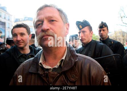 Die linksextremen Präsidentschaftskandidaten Olivier Besancenot (L) der LCR und der Landwirt Jose Bove protestieren am 4. April 2007 Seite an Seite gegen die Nuklearpolitik der französischen Regierung in der Nähe des Elysée-Palasts in Paris. Foto von Mehdi Taamallah/ABACAPRESS.COM Stockfoto