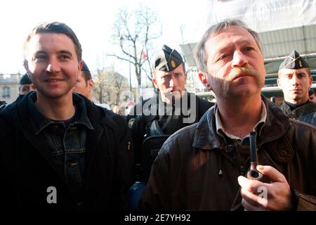 Die linksextremen Präsidentschaftskandidaten Olivier Besancenot (L) der LCR und der Landwirt Jose Bove protestieren am 4. April 2007 Seite an Seite gegen die Nuklearpolitik der französischen Regierung in der Nähe des Elysée-Palasts in Paris. Foto von Mehdi Taamallah/ABACAPRESS.COM Stockfoto