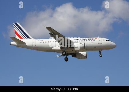 Air France Airbus A319-100 mit Registrierung F-GRHM im Finale für Start- und Landebahn 05 des Hamburger Flughafens. Stockfoto