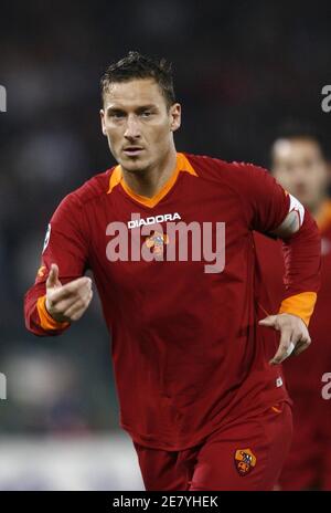 ALS Roma Francesco Totti während der UEFA Champions League, Viertelfinale, erste Etappe, ALS Roma gegen Manchester United im Olympiastadion in Roma, Italien am 4. April 2007. AS Roma gewann 2:1. Foto von Christian Liewig/ABACAPRESS.COM Stockfoto