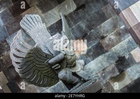 Garuda ist er ein Träger für Herrn Vishnu (einer der Trimurti oder die drei Hauptgötter); entsprechend Buddhismus ist es Dhammapala oder Astasena; im Jainismus Stockfoto