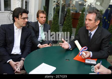 EXKLUSIV. Rechtsanwalt Olivier Pardo und Mario Stasi treffen sich am 5. April 2007 in Paris mit dem Präsidentschaftskandidaten Francois Bayrou, um über die Justiz zu sprechen. Foto von Corentin Fohlen/ABACAPRESS.COM Stockfoto