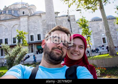 Happy muslim cuople beim Selfie vor der Fatih Moschee In Istanbul Stockfoto