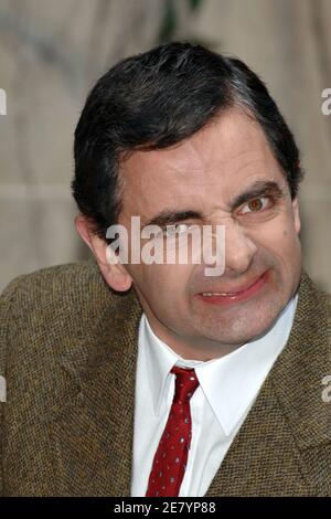 'Der britische Komiker und Schauspieler Rowan Atkinson posiert für Bilder mit einem großen Eiffelturm, während er seinen neuen Film 'M. Bean's Holiday'' in ganz Europa, während einer Fotoalle, die am 11. April 2007 im Hotel Plaza Athenee in Paris, Frankreich, stattfand. Foto von Nicolas Khayat/ABACAPRESS.COM' Stockfoto