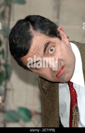 'Der britische Komiker und Schauspieler Rowan Atkinson posiert für Bilder mit einem großen Eiffelturm, während er seinen neuen Film 'M. Bean's Holiday'' in ganz Europa, während einer Fotoalle, die am 11. April 2007 im Hotel Plaza Athenee in Paris, Frankreich, stattfand. Foto von Nicolas Khayat/ABACAPRESS.COM' Stockfoto