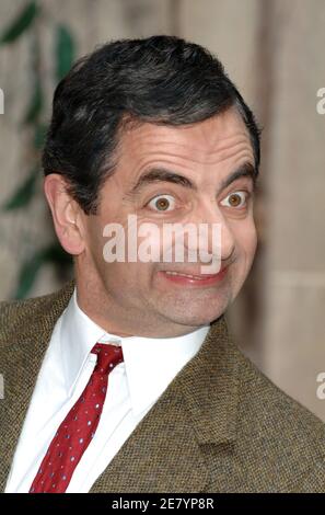 'Der britische Komiker und Schauspieler Rowan Atkinson posiert für Bilder mit einem großen Eiffelturm, während er seinen neuen Film 'M. Bean's Holiday'' in ganz Europa, während einer Fotoalle, die am 11. April 2007 im Hotel Plaza Athenee in Paris, Frankreich, stattfand. Foto von Nicolas Khayat/ABACAPRESS.COM' Stockfoto