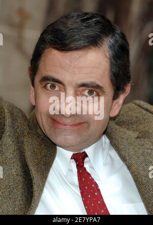 'Der britische Komiker und Schauspieler Rowan Atkinson posiert für Bilder mit einem großen Eiffelturm, während er seinen neuen Film 'M. Bean's Holiday'' in ganz Europa, während einer Fotoalle, die am 11. April 2007 im Hotel Plaza Athenee in Paris, Frankreich, stattfand. Foto von Nicolas Khayat/ABACAPRESS.COM' Stockfoto