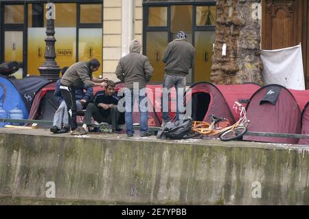 Iranische illegale Einwanderer lagern am 23. März 2007 in Zelten am Kanal Saint-Martin in Paris. Der französische Verein "Enfants de Don Quichotte" (Kinder von Don Quichotte) hat die Zelte am 17. Dezember 2006 eingerichtet, um auf die Notwendigkeit langfristiger Beherbergungslösungen für die Obdachlosen der Stadt aufmerksam zu machen. Foto von Jules Motte/ABACAPRESS.COM Local Caption COMMAND MATCH Stockfoto