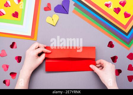 DIY-Anleitung. Schritt-für-Schritt-Anleitung. Der Prozess der Herstellung eines Papierherz mit Flügeln für Valentinstag. Stockfoto