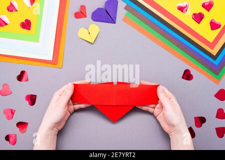 DIY-Anleitung. Schritt-für-Schritt-Anleitung. Der Prozess der Herstellung eines Papierherz mit Flügeln für Valentinstag. Stockfoto