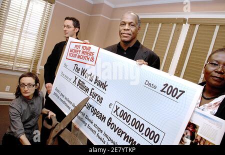 EXKLUSIV - Darsteller/Aktivist Danny Glover hält am 13. April 2007 in Washington, DC, USA, eine Pressekonferenz, um Paul Wolfowitz' Skandal zu diskutieren und "Weltbank und IWF wegen Wirtschaftspolitik und Klimawandel vor Gericht zu stellen". Foto von Olivier Douliery/ABACAPRESS.COM Stockfoto