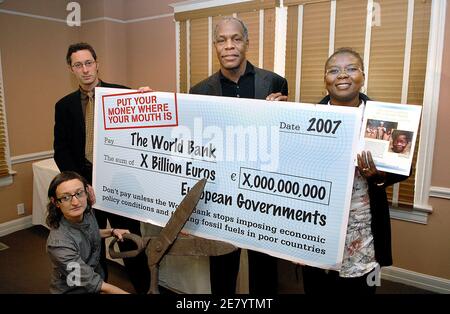 EXKLUSIV - Darsteller/Aktivist Danny Glover hält am 13. April 2007 in Washington, DC, USA, eine Pressekonferenz, um Paul Wolfowitz' Skandal zu diskutieren und "Weltbank und IWF wegen Wirtschaftspolitik und Klimawandel vor Gericht zu stellen". Foto von Olivier Douliery/ABACAPRESS.COM Stockfoto
