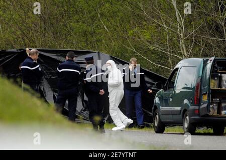 Die Leiche von Sophie Gravaud wurde am 13. April 2007 von einem Automobilisten in Bouguenais, einem kleinen Dorf in der Nähe von Nantes, westlich von Frankreich, an der Schnellstraße gefunden. Sophie Gravaud verschwand letzten 7. April, außerhalb ihrer Arbeit in einem örtlichen Einkaufszentrum. Stephane Autain, Staatsanwalt von Nantes bestätigte, dass Gravauds Leichnam am Abend gefunden wurde. Foto von Jules Motte/ABACAPRESS.COM Stockfoto