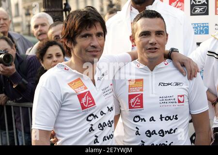 Französische Promis, die zum 31. Paris Marathon laufen, um den Verein MCC (Mecenat Chirurgie Cardiaque) zu unterstützen, posieren gemeinsam vor dem Start in Paris, Frankreich am 15. April 2007. Hier abgebildet sind : (l bis r) Rechtsanwalt Arno Klarsfeld und ehemaliger Radfahrer Richard Virenque. Foto von Guibbaud-Taamallah/Cameleon/ABACAPRESS.COM Stockfoto