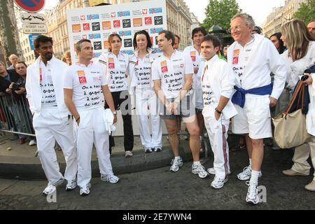 Französische Promis, die zum 31. Paris Marathon laufen, um den Verein MCC (Mecenat Chirurgie Cardiaque) zu unterstützen, posieren gemeinsam vor dem Start in Paris, Frankreich am 15. April 2007. Im Bild sind: (L bis r) Modell Satya Oblet, ehemaliger Radfahrer Richard Virenque, Schauspielerin Adeline Blondieau, TV-Moderatoren Anne-Gaelle Riccio und Louis Laforge, Rechtsanwalt Arno Klarsfeld und TV-Anker David Pujadas und Nelson Monfort. Foto von Guibbaud-Taamallah/Cameleon/ABACAPRESS.COM Stockfoto