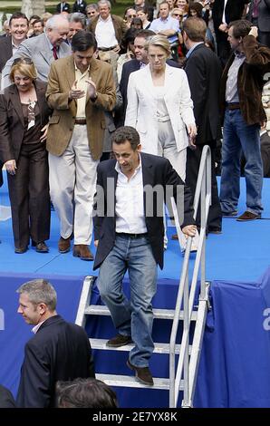 Der Präsidentschaftskandidat der UMP, Nicolas Sarkozy, unterstützt von Michele Allliot-Marie und Francois Fillon, hält am 15. April 2007 eine politische Sitzung ab und hält seine Rede in einem Park von Aix en Provence, südlich von Frankreich. Foto von Patrick Bernard/ABACAPRESS.COM Stockfoto