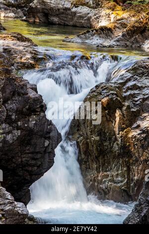 Aus nächster Nähe zu den Qualicum Falls, Vancouver Island, BC, Kanada. Qualicum Falls ist eine der Attraktionen von Vancouver Island in BC, Kanada. Das ist es Stockfoto