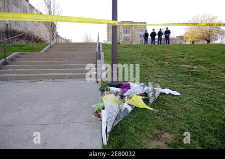Blumen von Studenten vor dem Gebäude, in dem die Schießerei stattfand, am 17. April 2007 in der Virginia Tech University in Blackburg, VA, USA, einen Tag nachdem ein 23-jähriger Student 32 Menschen erschossen hatte, bevor er sich selbst tötete. Foto von Olivier Douliery/ABACAPRESS.COM Stockfoto